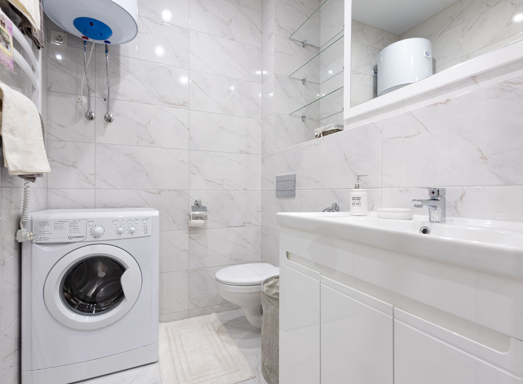 Chauffe-eau électrique compact installé au mur dans une salle de bain