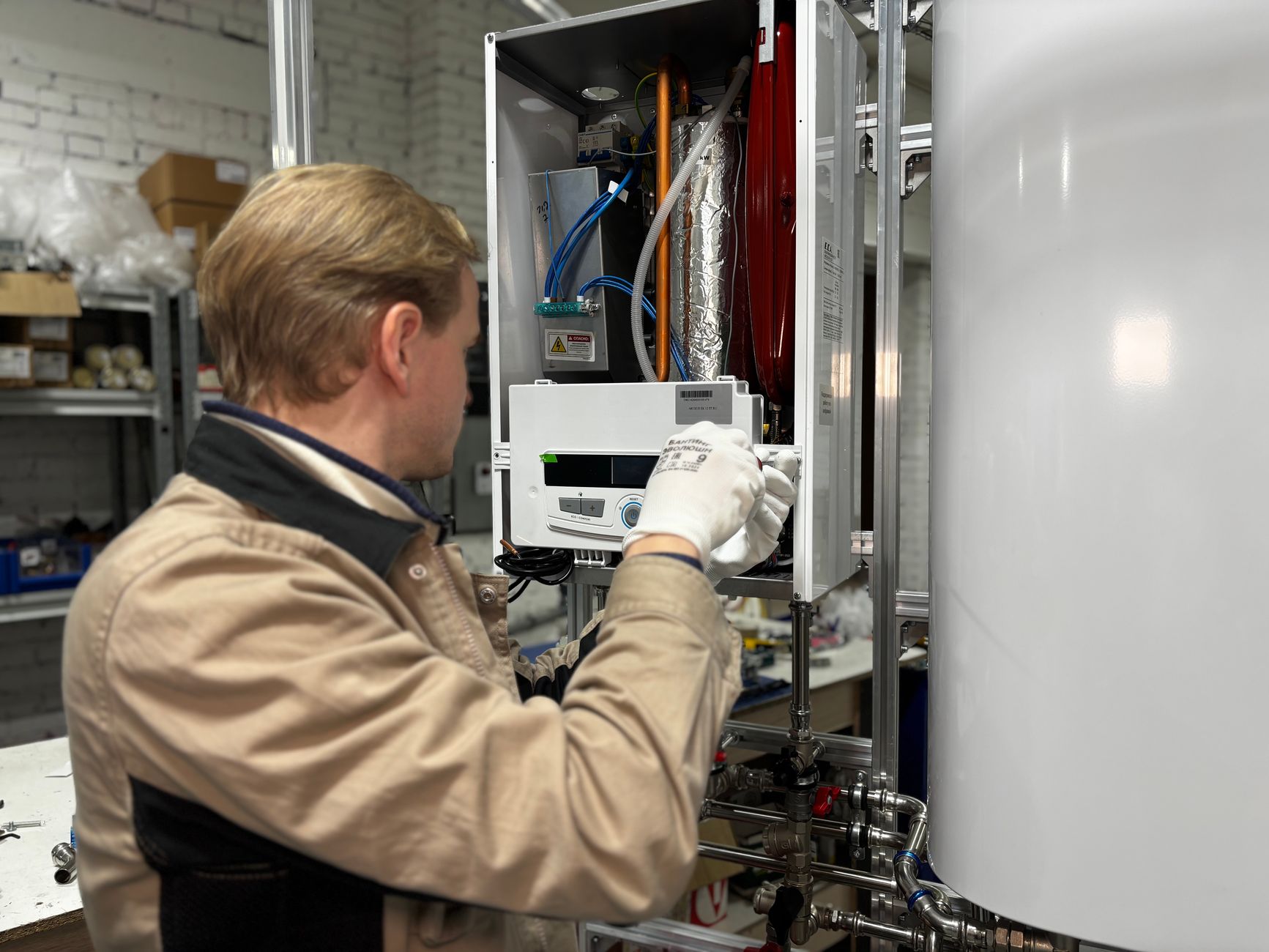 Technicien effectuant l'entretien d'un chauffe-eau thermodynamique