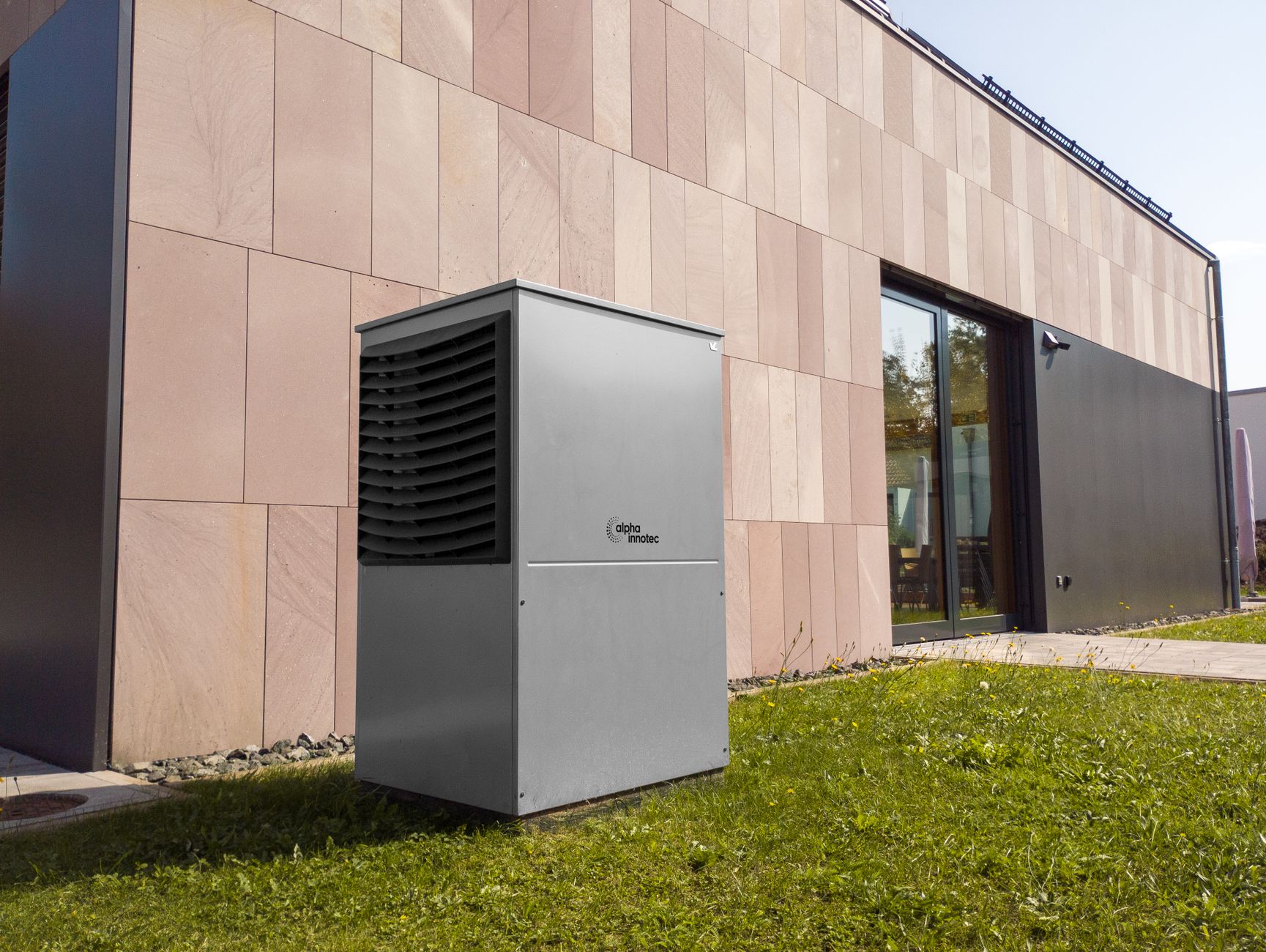 Pompe à chaleur extérieure d'un chauffe-eau thermodynamique installée près d'une maison