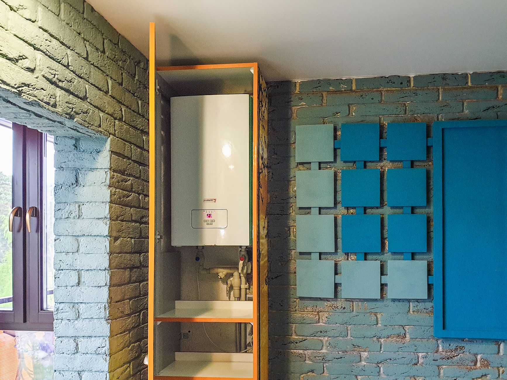 Chaudière murale à condensation installée dans un placard technique