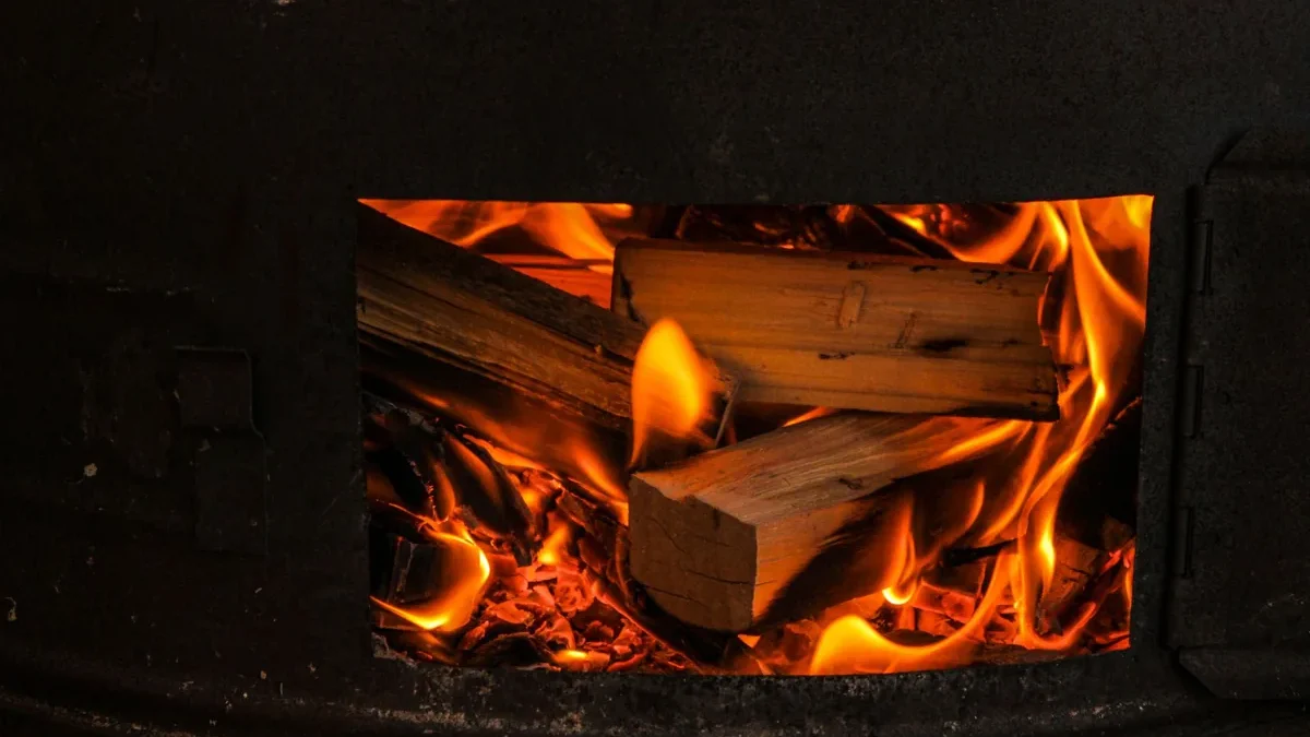 Flamme dans le foyer d une chaudiere a bois entretenue