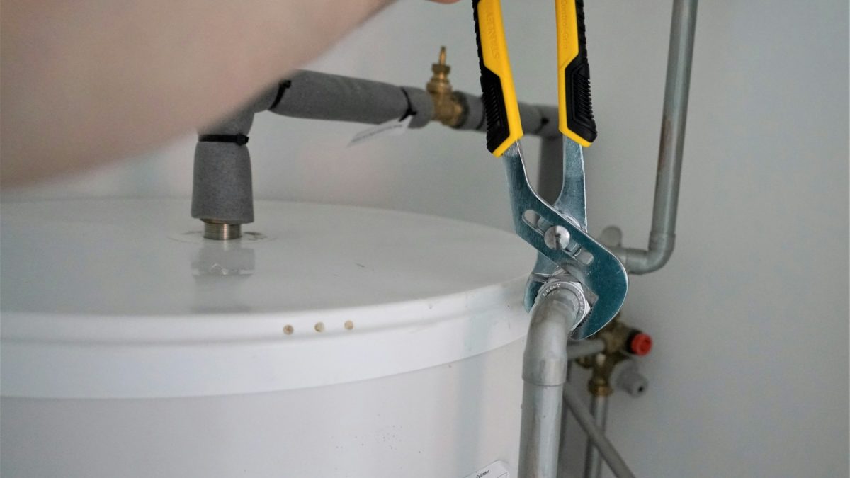Technicien réparant un chauffe-eau