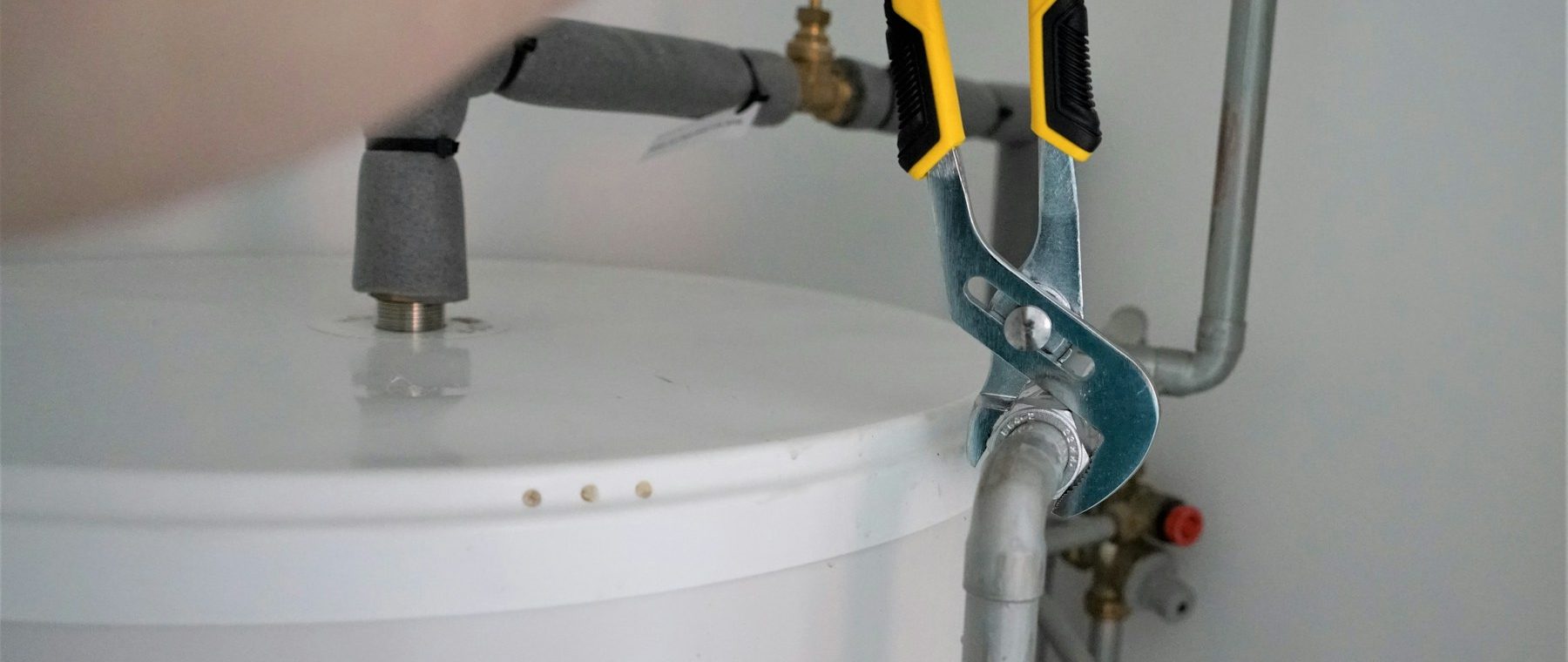Technicien réparant un chauffe-eau