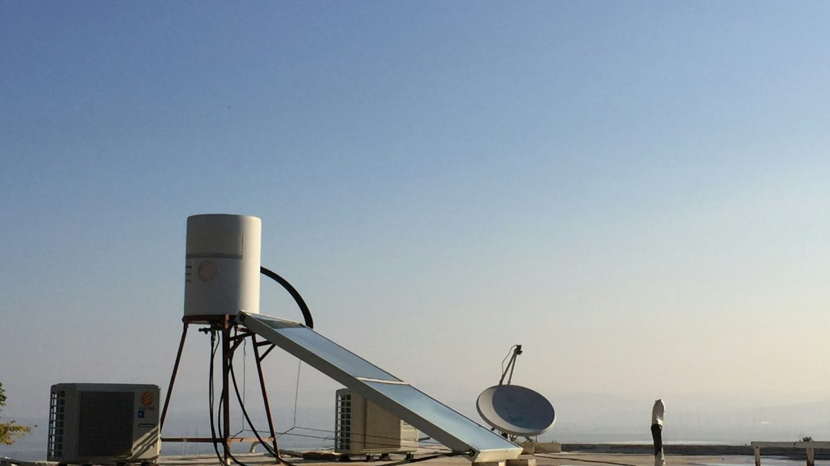 Chauffe-eau solaire installé sur un toit