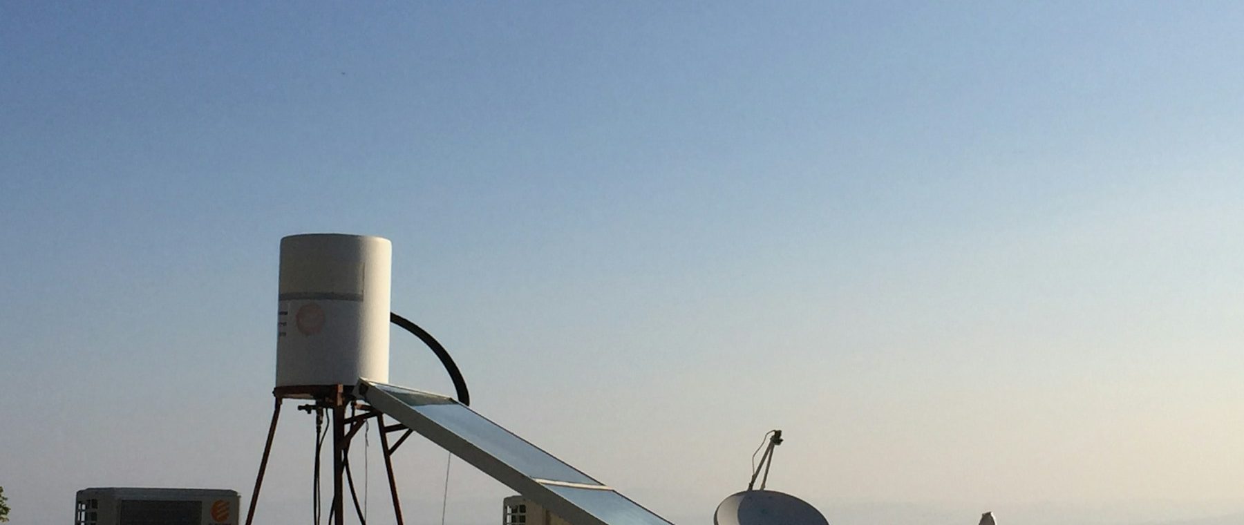 Chauffe-eau solaire installé sur un toit