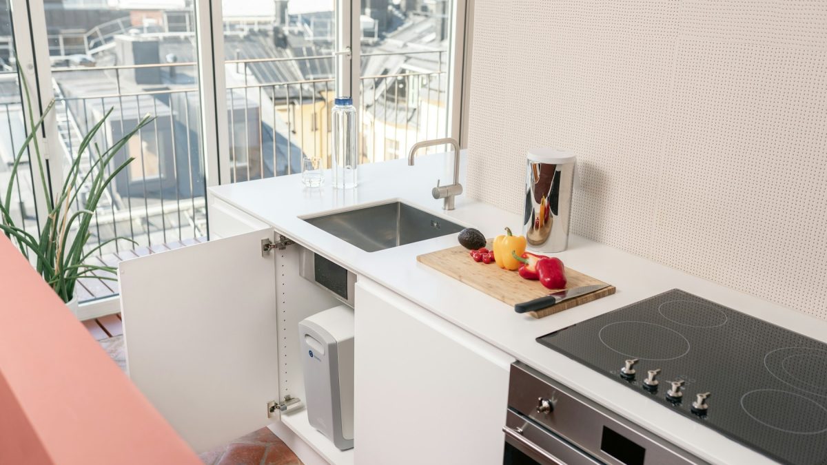 Petite cuisine d'appartement avec équipement compact