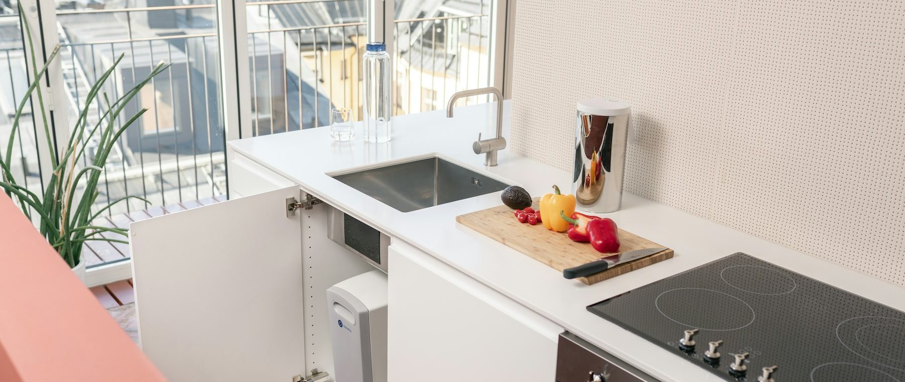 Petite cuisine d'appartement avec équipement compact