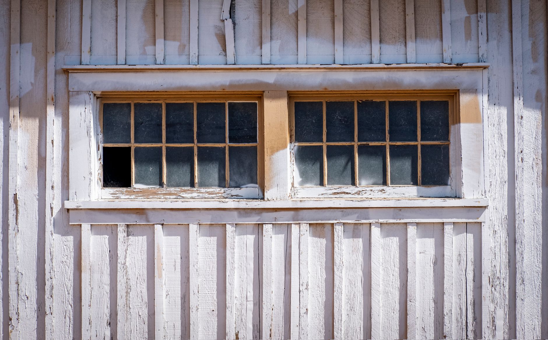 Ancien encadrement de fenêtre en bois avec peinture écaillée