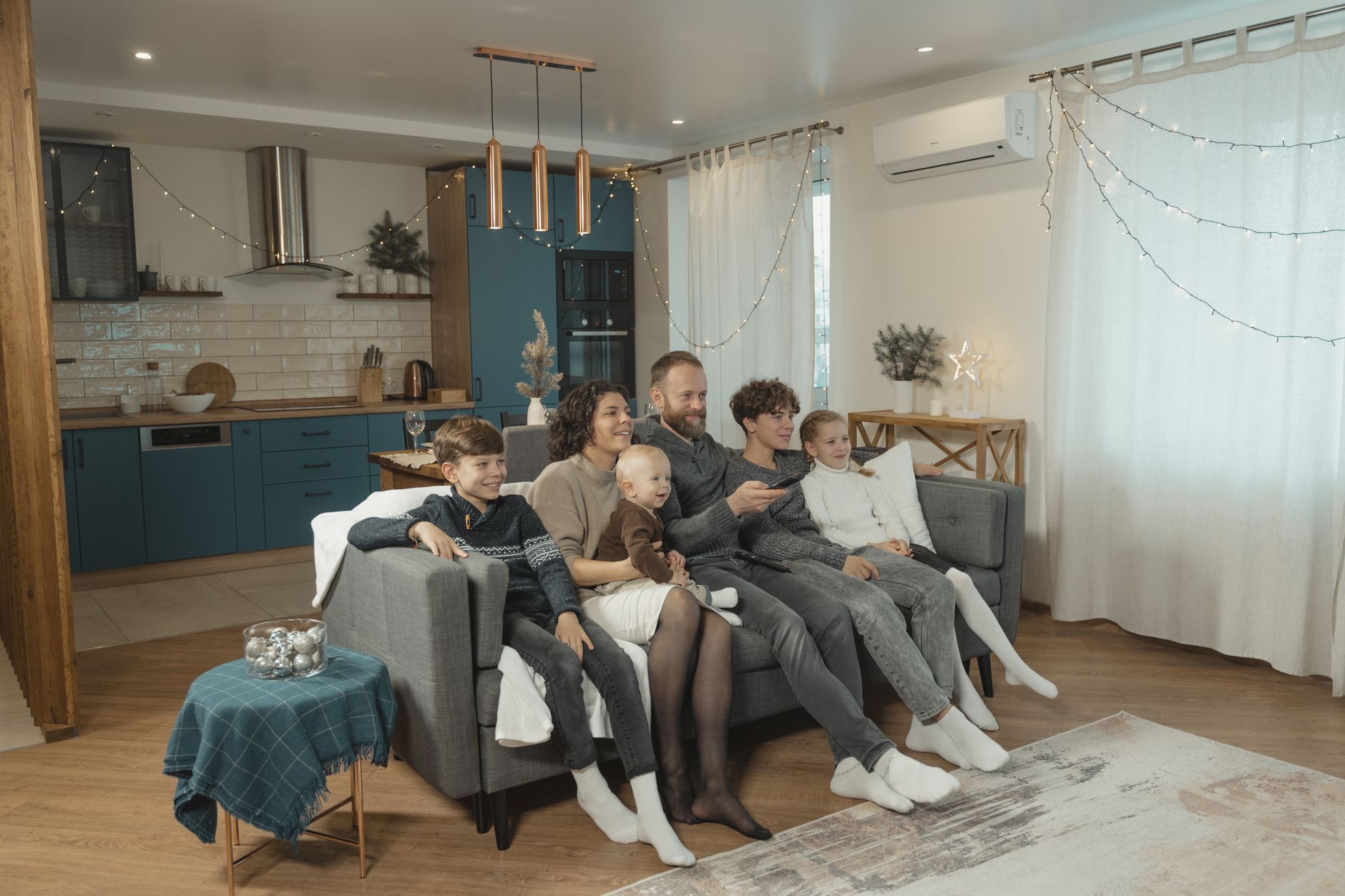 Famille au chaud dans son salon en hiver