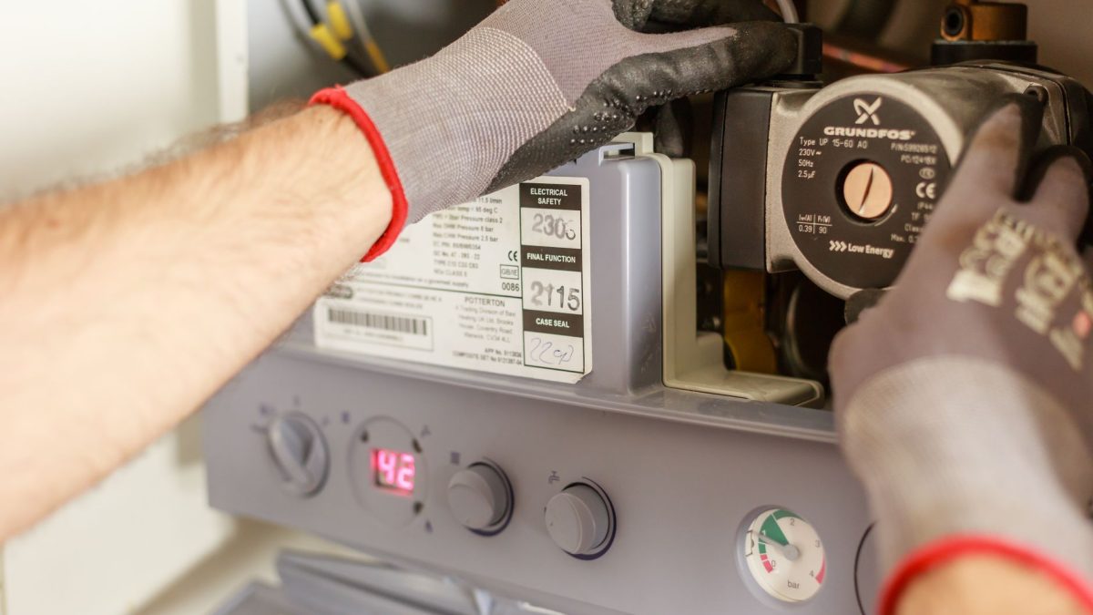 Technicien effectuant l'entretien d'une chaudière