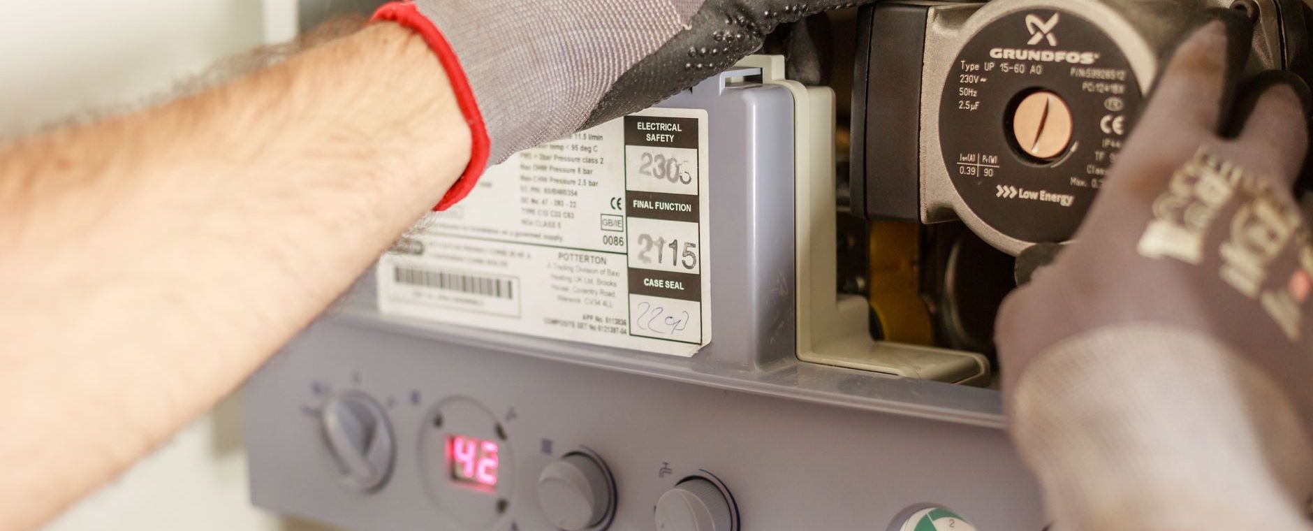 Technicien effectuant l'entretien d'une chaudière