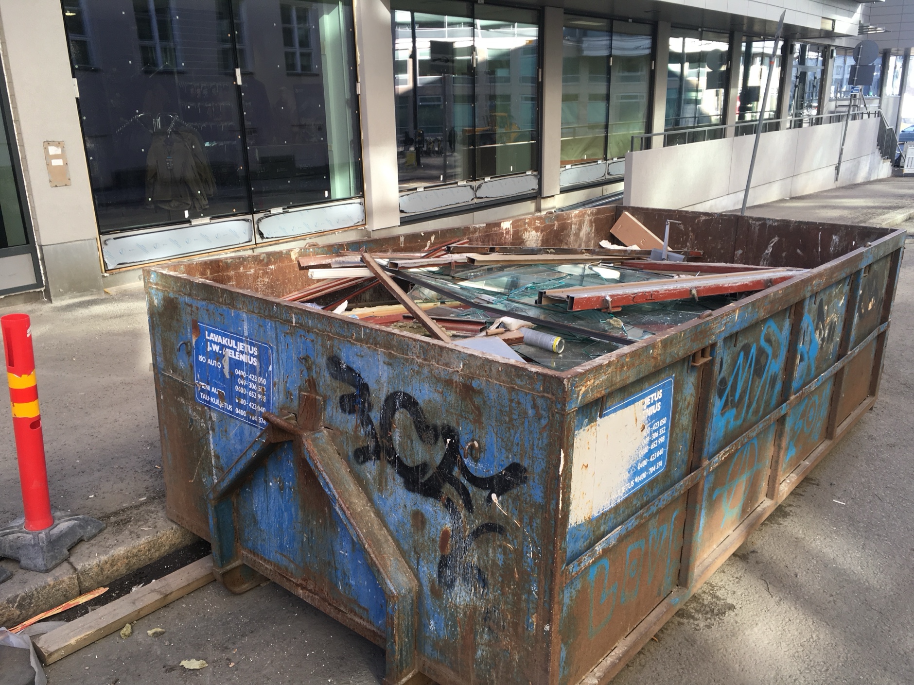 benne remplie de débris de chantier et de matériaux de démolition
