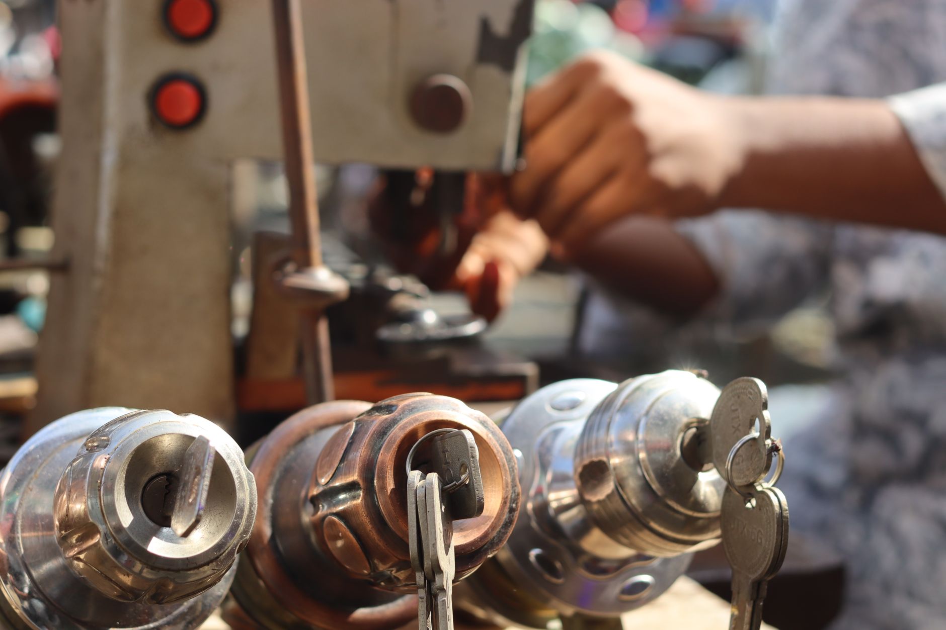 artisan serrurier au travail sur une serrure de porte, gros plan sur les outils