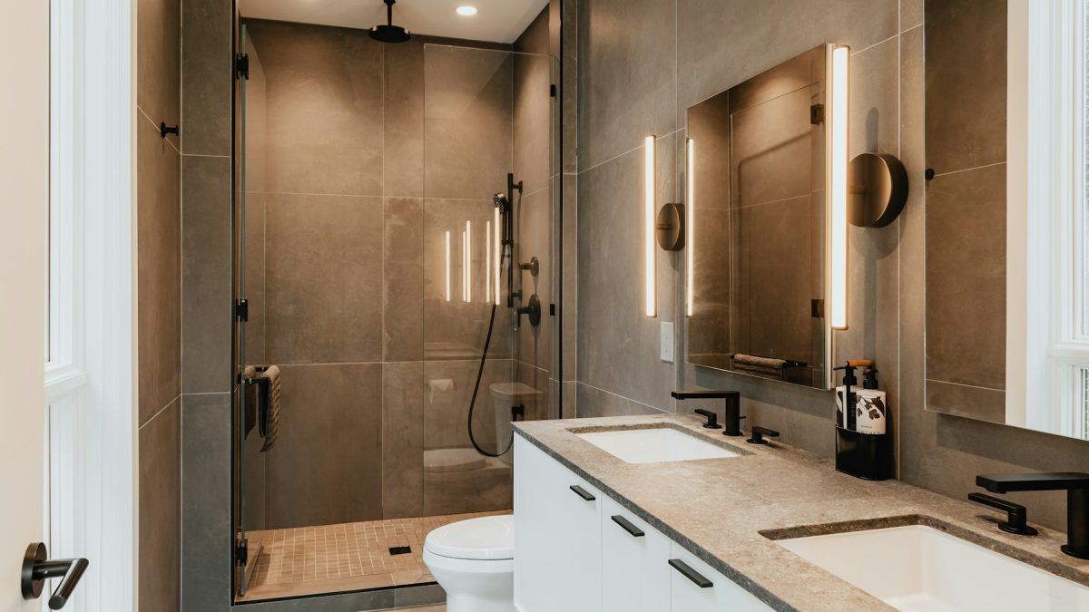Douche à l'italienne à ras du sol dans une salle de bain