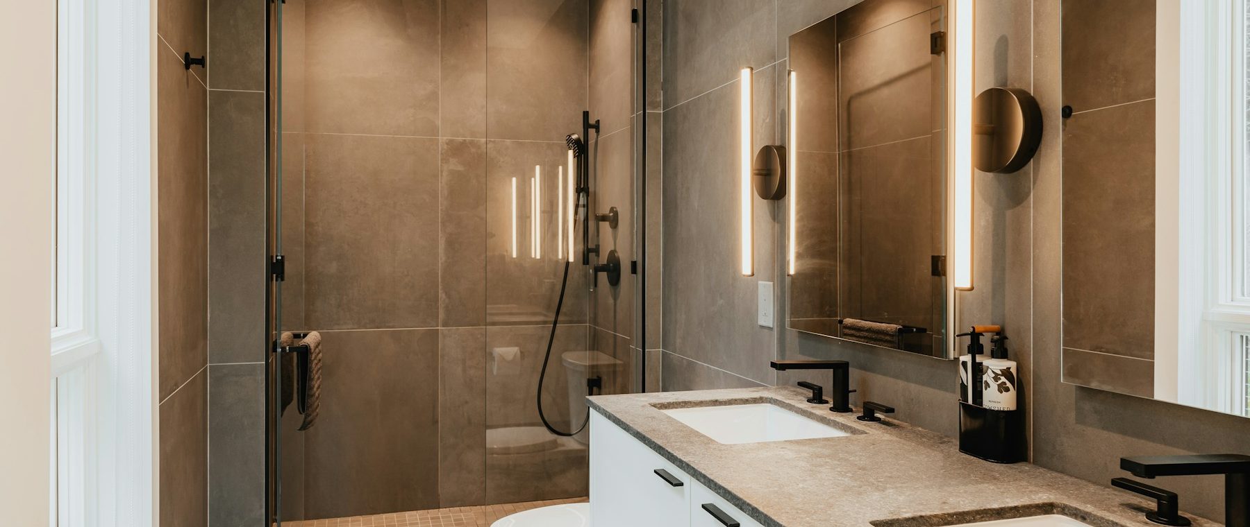 Douche à l'italienne à ras du sol dans une salle de bain