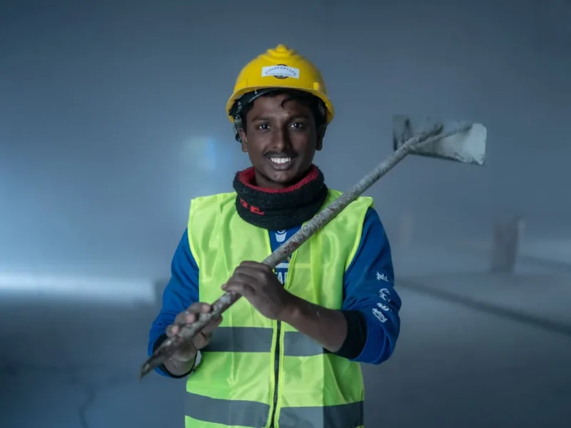 Artisan au téléphone sur un chantier