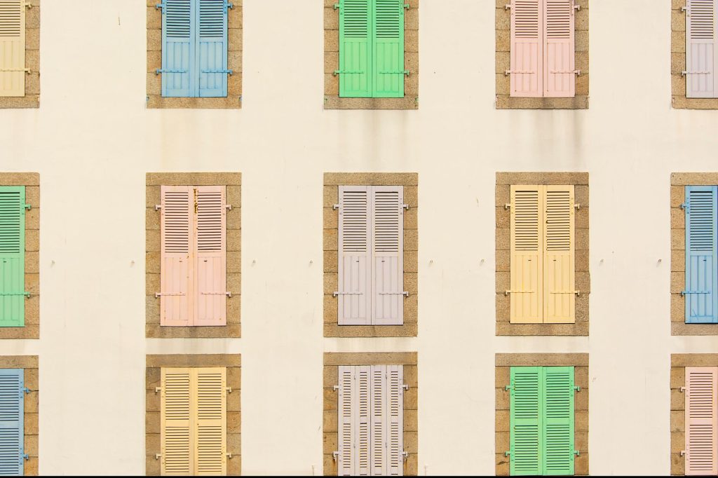 Éviter les refus en mairie pour la couleur des volets : conseils pratiques