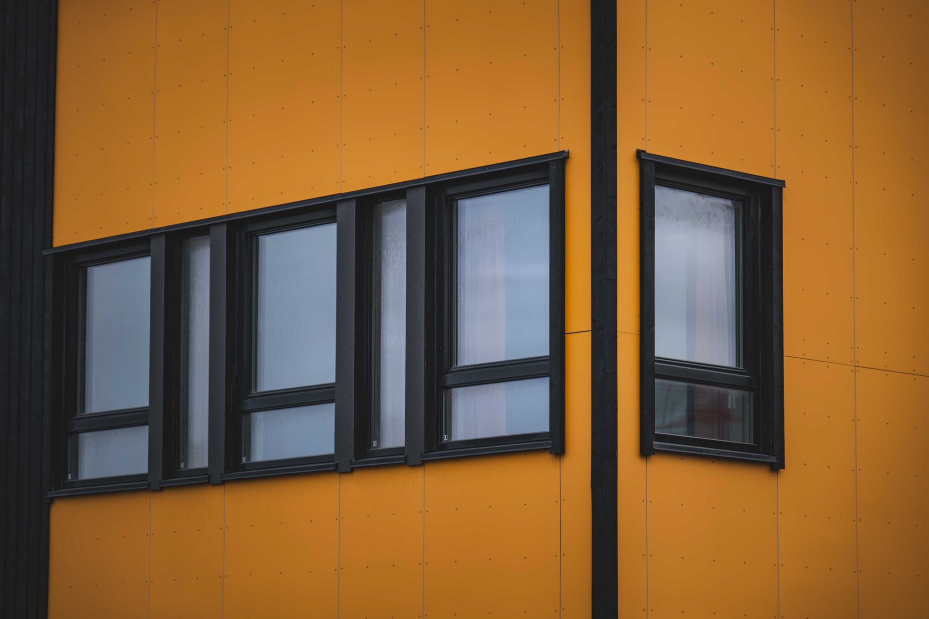 façade de maison avec de larges menuiseries aluminium sombres, montrant l'aspect recherché d'un profilé bien entretenu