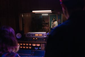 Comment choisir un micro chant pour scène et studio en 2026