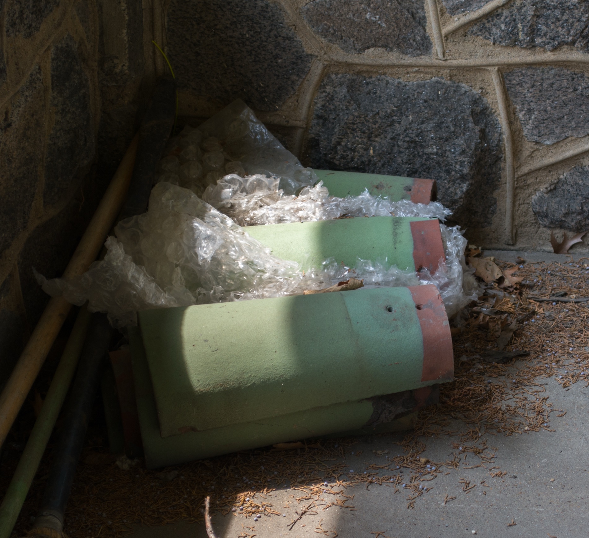 gros plan sur des tuiles de toiture en terre cuite, texture et usure visibles