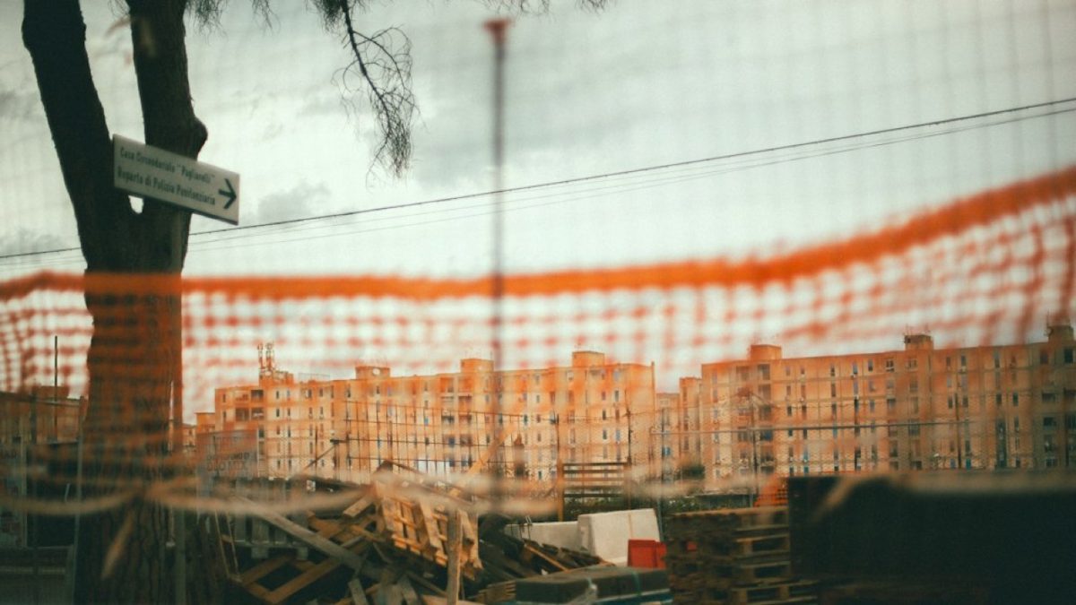 Bâche barrière de chantier : ce qu'il faut vérifier avant la pose