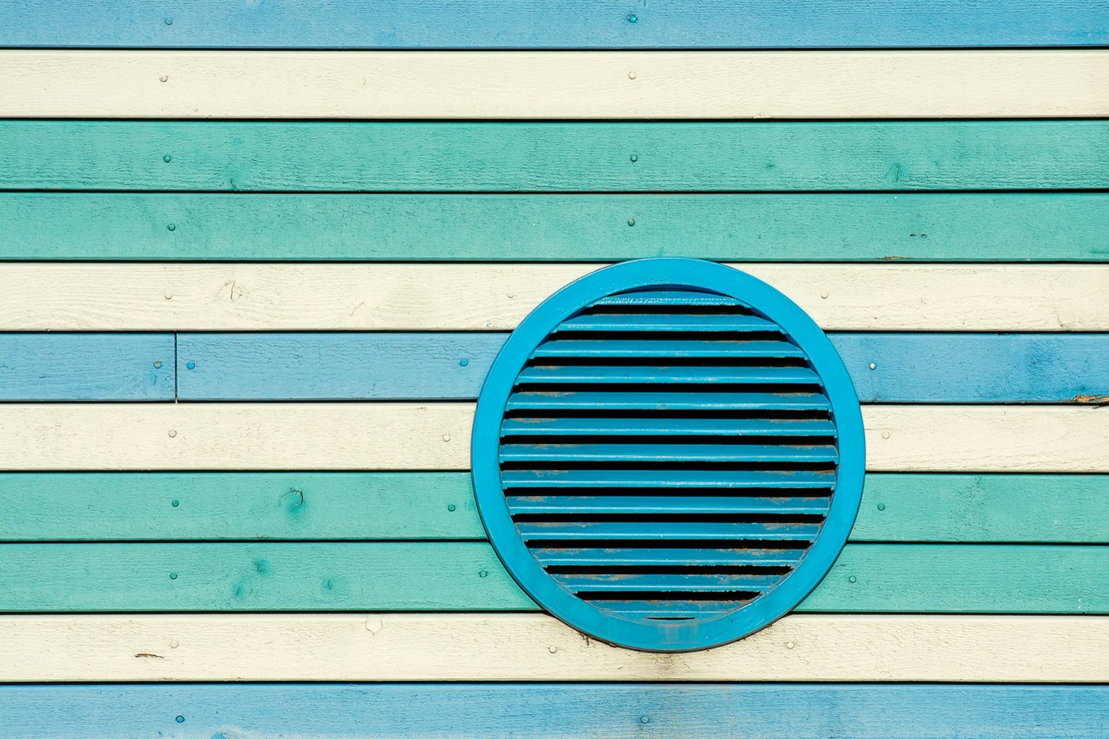 grille de ventilation murale lors d'une inspection d'entretien de maison