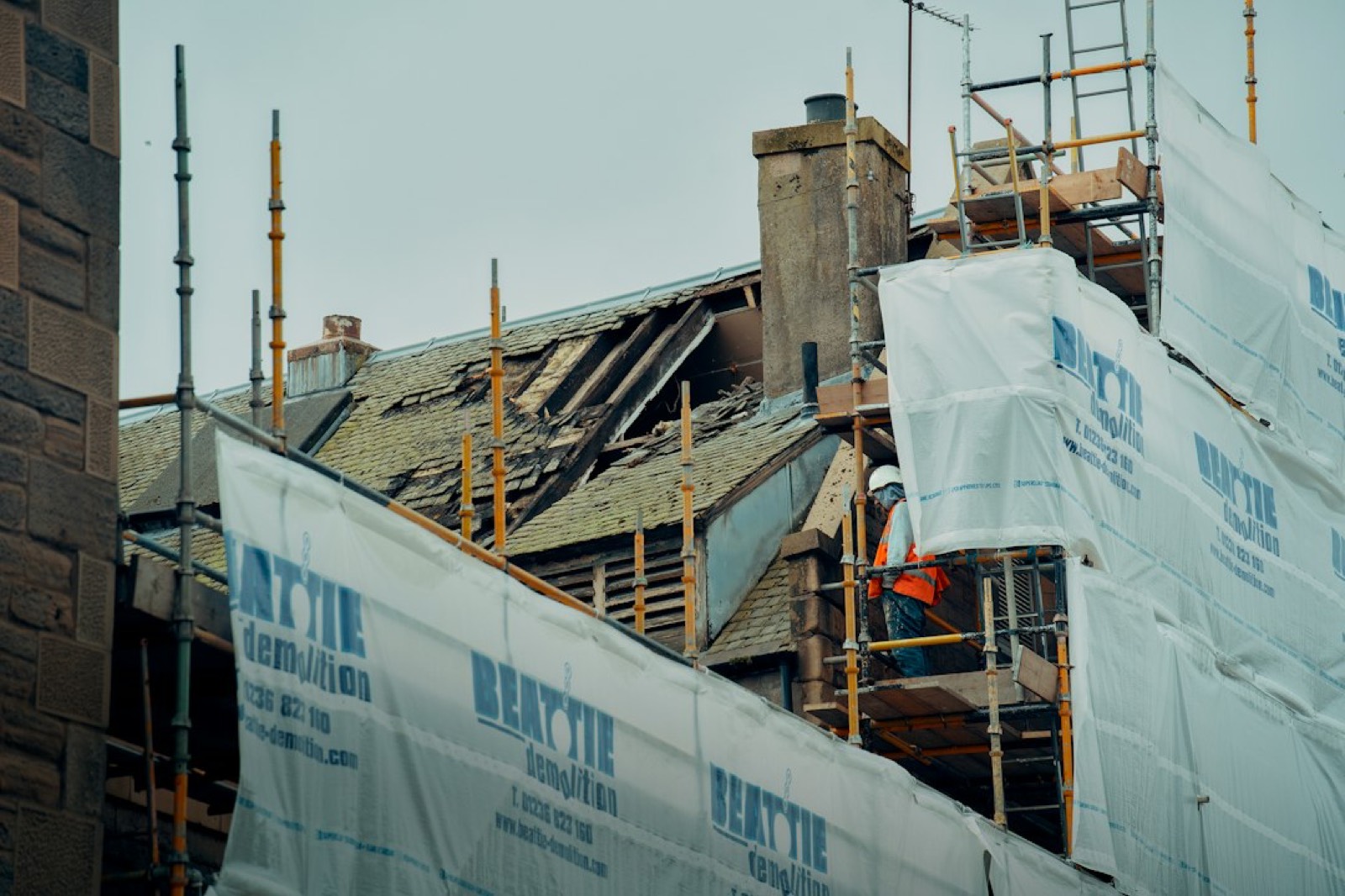 Échafaudage avec protection sur façade en cours d'isolation extérieure