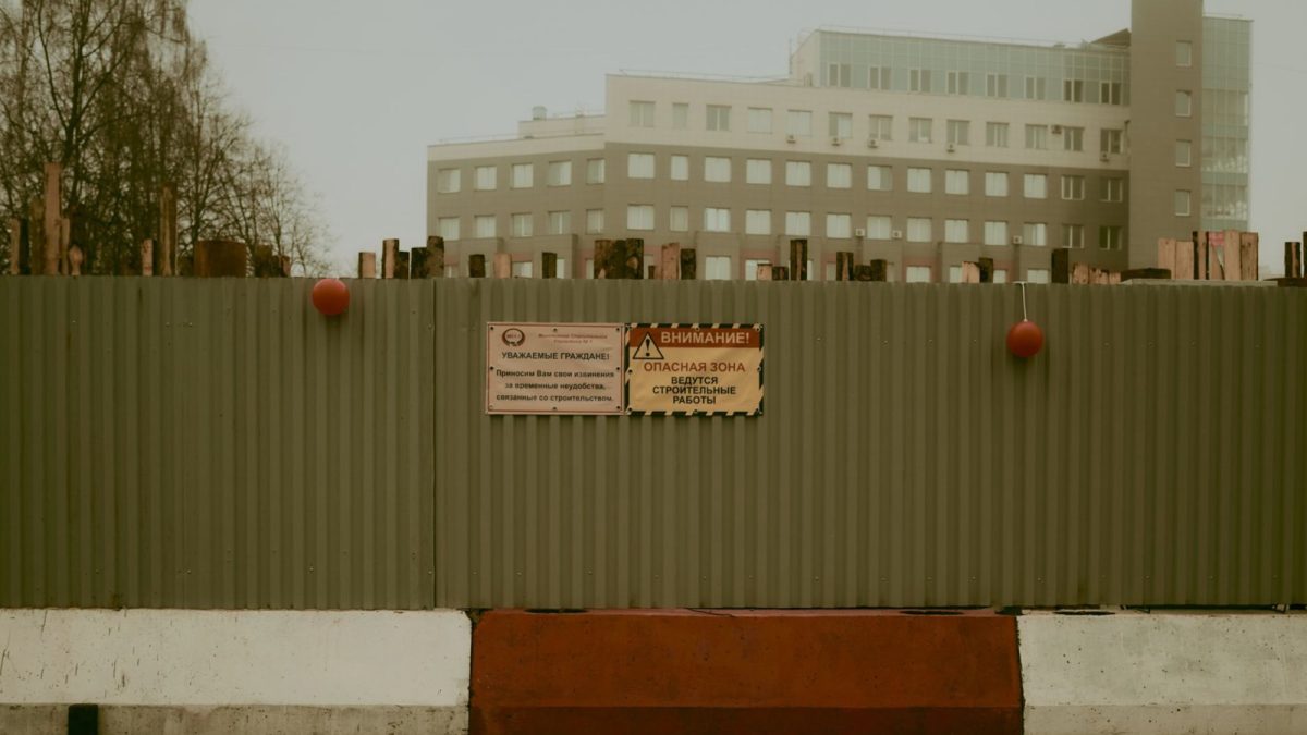 Clôturer un chantier : ce que la réglementation impose avant de poser