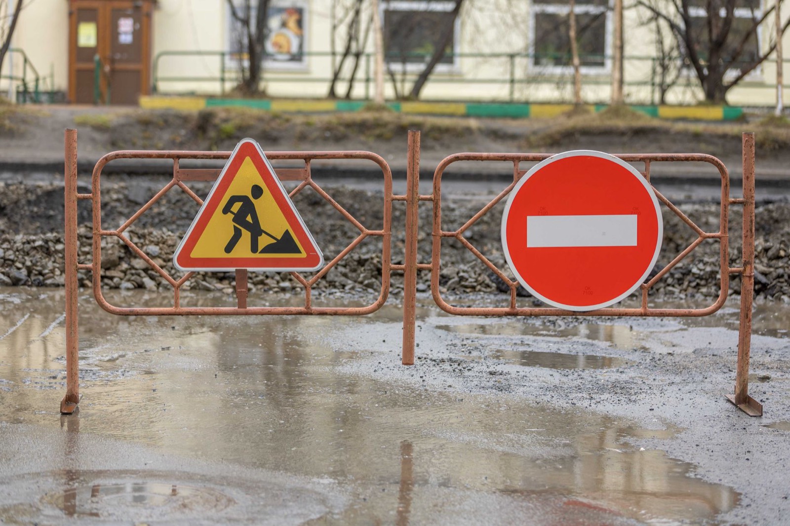 Panneau de signalisation et barrière de sécurité sur un chantier