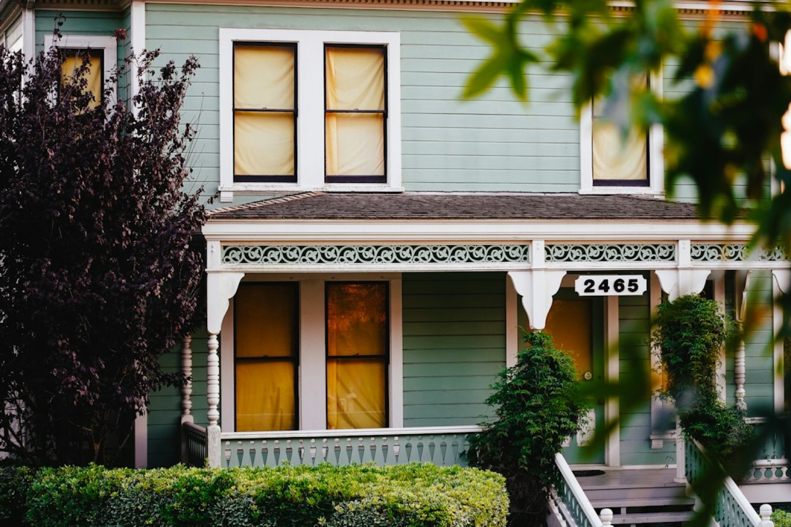 Maison avec panneau à vendre dans la rue