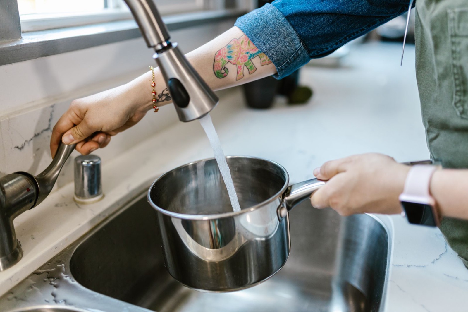 bandelette de test de dureté trempée dans un verre d'eau du robinet
