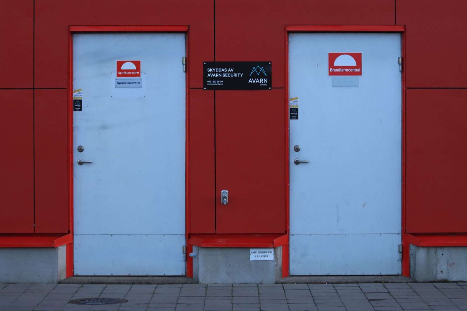 Gros plan sur une étiquette de certification de serrure de porte blindée