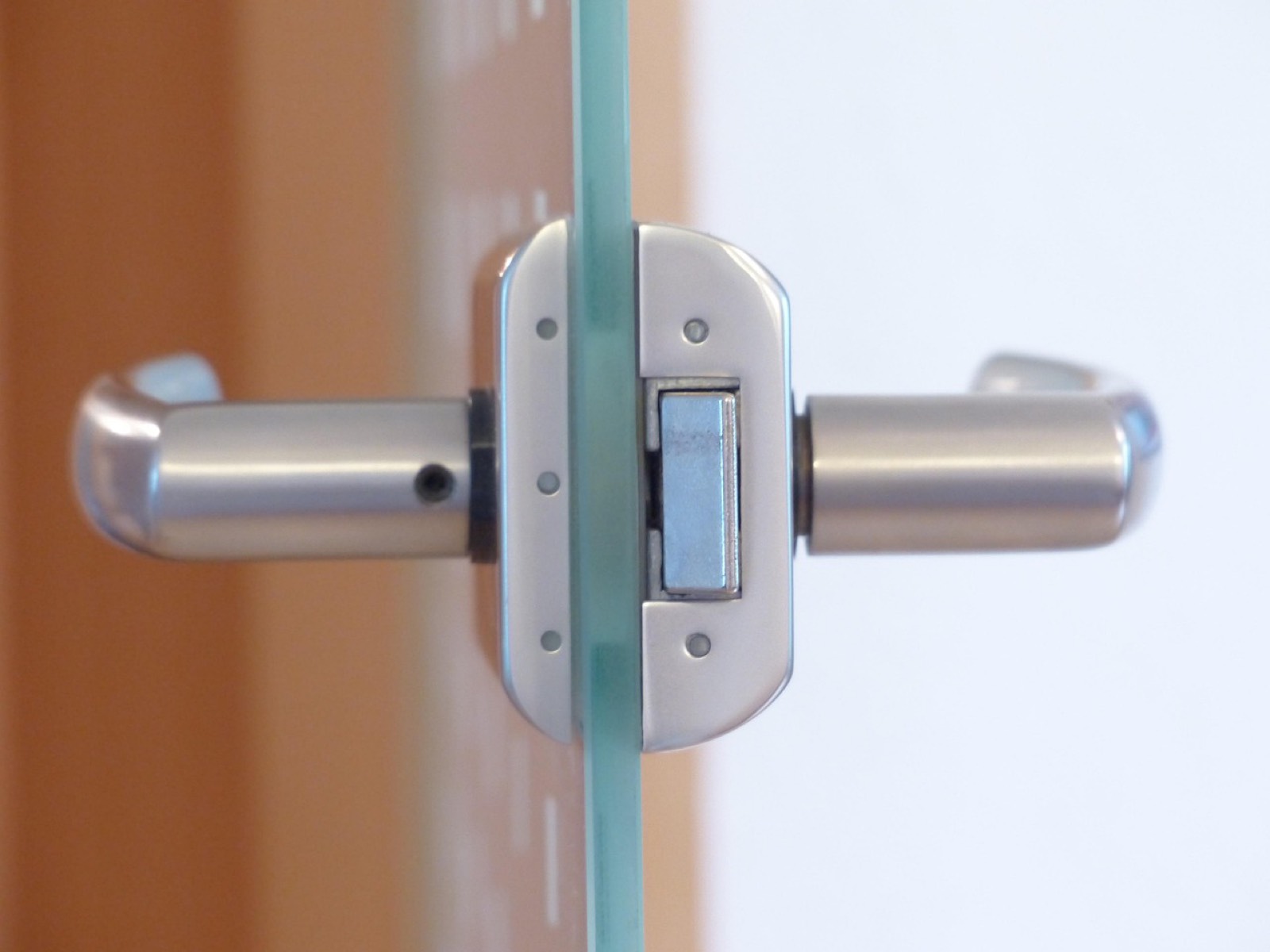 Gros plan sur l'installation d'une serrure de porte blindée