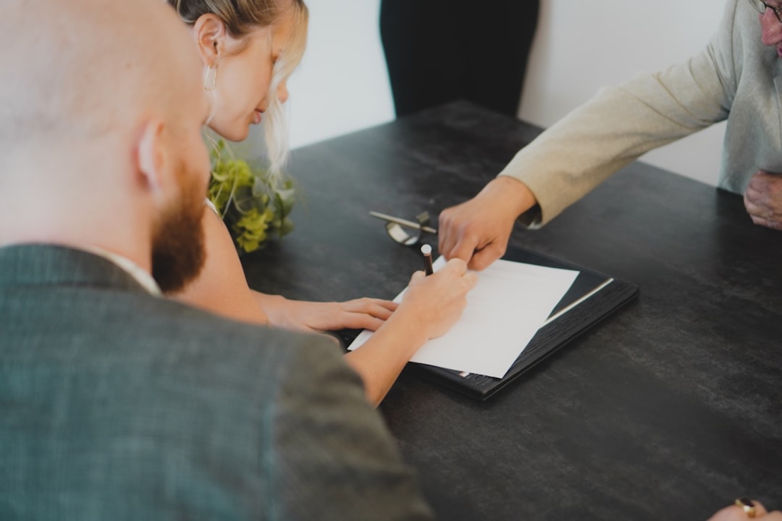 Couple signant un contrat de prestation pour leur mariage