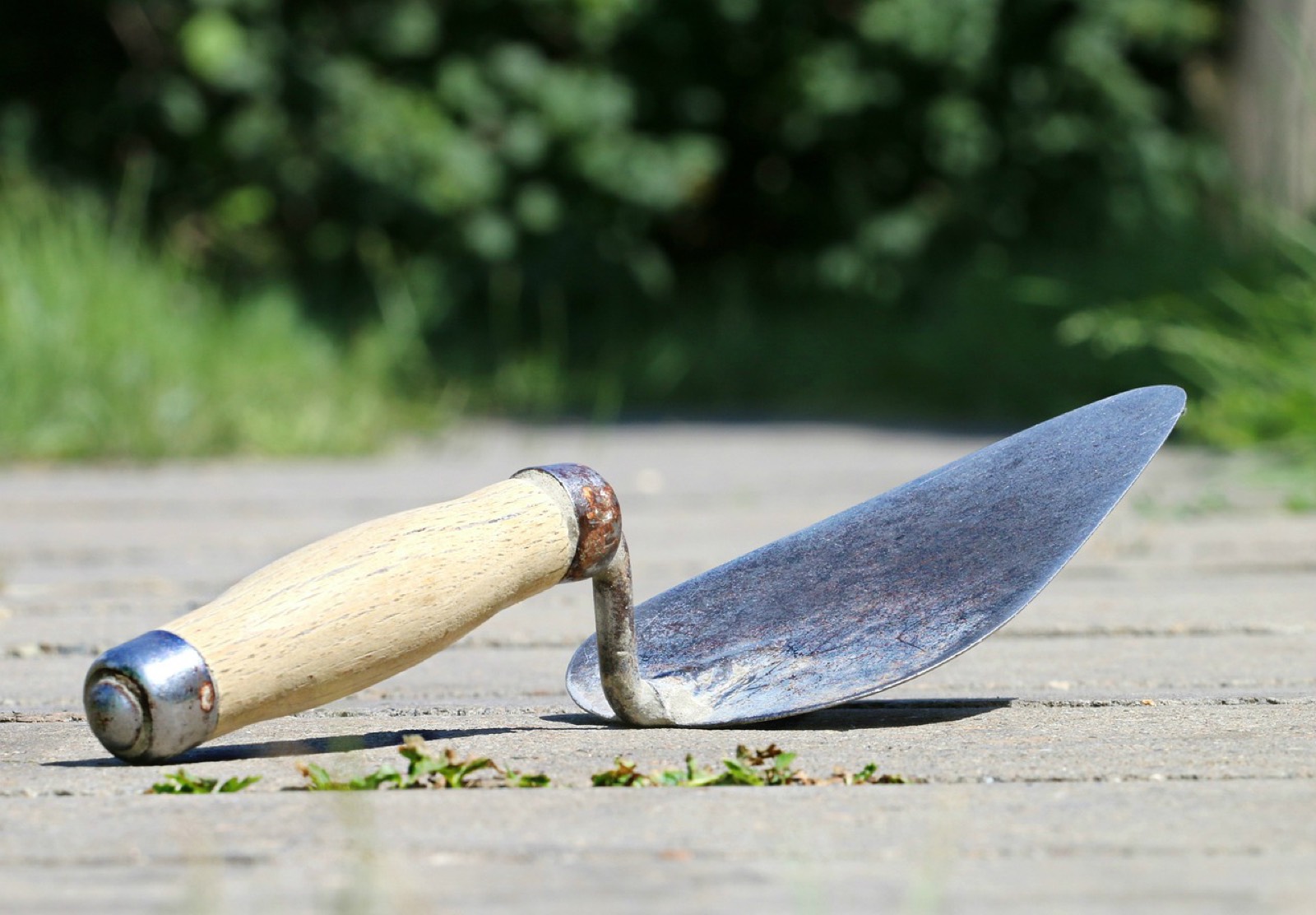 Couteau à vitrier retirant un ancien mastic sur une fenêtre en bois