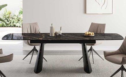 Table repas en céramique sombre avec six chaises beiges et grises autour