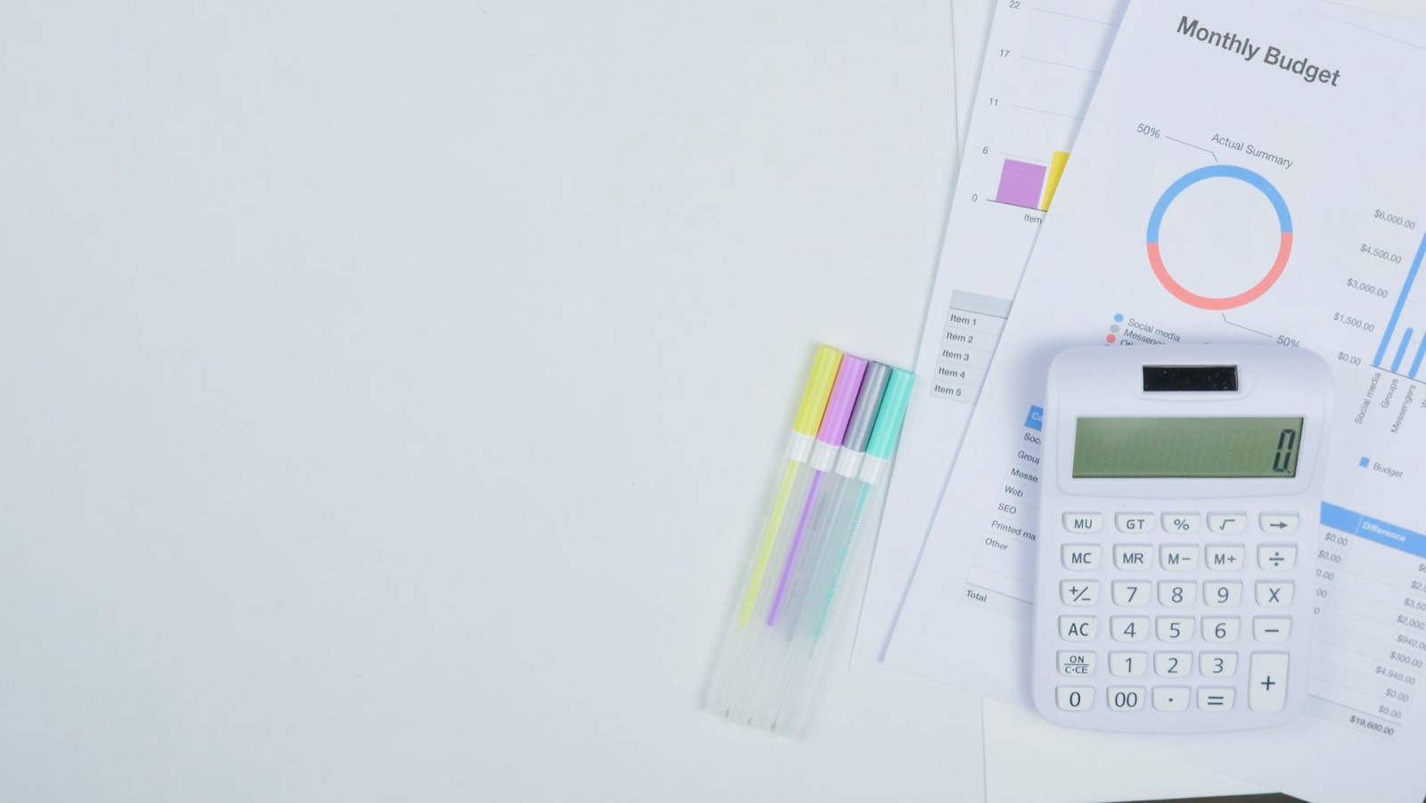 Devis de travaux posé sur une table, avec calculatrice