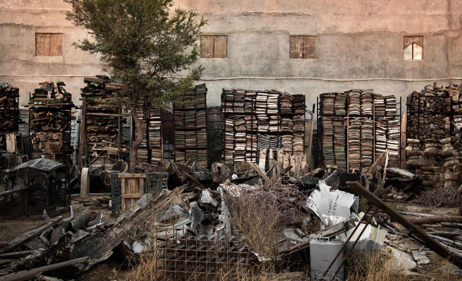 Déchets de chantier séparés par nature avant évacuation
